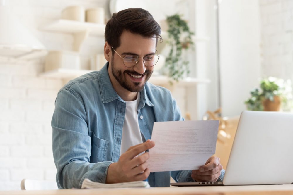 utilisateur consultant un CV professionnel sur CVcrea