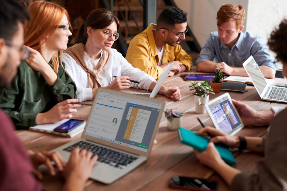 équipe CVcrea travaillant sur la plateforme de création de CV